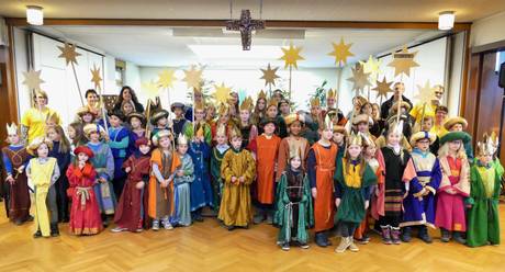 Sternsinger aus St. Jakobus beim Familiengottesdienst am 6. Januar in St. Josef Lützelsachsen